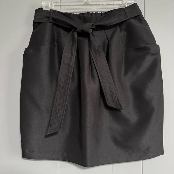 GAP Black Satin Tie Belt 2 Pocket Partial Back Elastic Waist Mini Skirt Size 2 - Picture 1 of 7